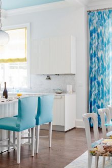 Сини и жълти акценти в бяла кухня