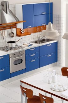 Сини, сиви и бели цветове в интериора на кухнята