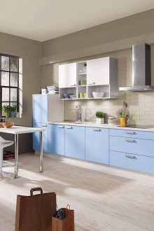 Просторна сиво-синя кухня