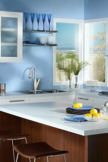 Colores azul, blanco y marrón en el interior de la cocina.