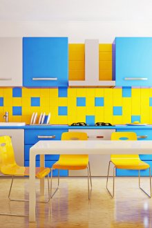 Жълти, сини и бели цветове в интериора на кухнята