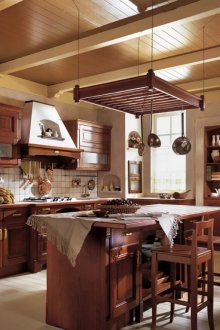 Кафяви кухненски мебели с остров в кънтри стил