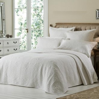 Бяло покривало в дизайна на леглото