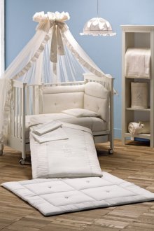 Бял балдахин над бебешко легло