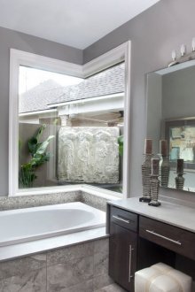 Фасада на тоалетка в банята на ореха им