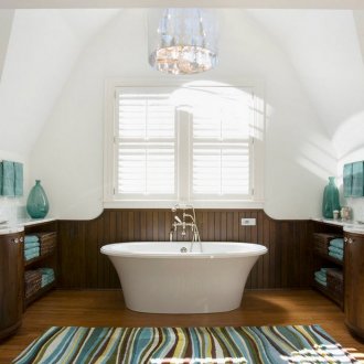 Частична декорация на стени в банята с орех