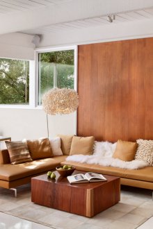 Decoración de pared y mesa de nogal en el salón