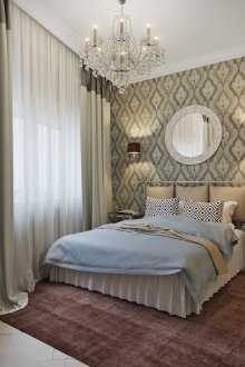 Декоративни възглавници върху метална рамка на главата на леглото