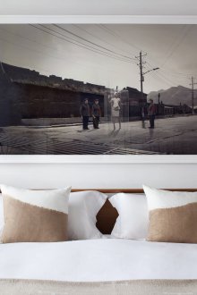 Голяма картина на главата на леглото