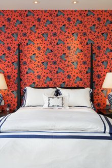 Цветни тапети отстрани на главата на леглото