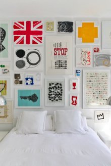 Изобилието от плакати на главата на леглото
