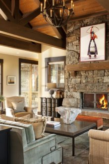 Бежови и черни мебели в хола с камина в селски стил