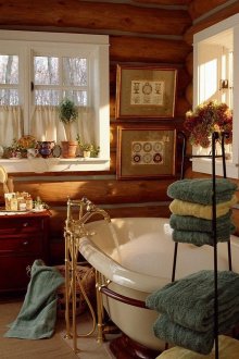 Кафяв скрин и красиви аксесоари за баня в стил кънтри