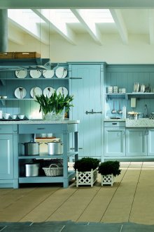 Бяла и синя голяма кухня с остров