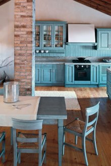 Голяма кухня в синьо кънтри стил