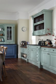 Бежови, сини, бели и кафяви цветове в интериора на кухнята