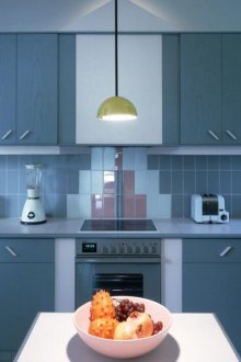 Необичаен дизайн на бяла и синя кухня