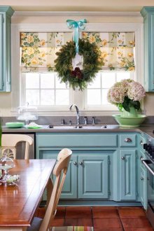 Бежови стени и син комплект в кухнята