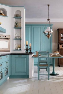 Синя и бяла кухня с кафяви мебели