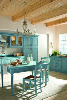 Бежова и синя голяма кухня