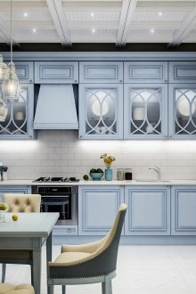 Пастелни сини и бели цветове в интериора на кухнята