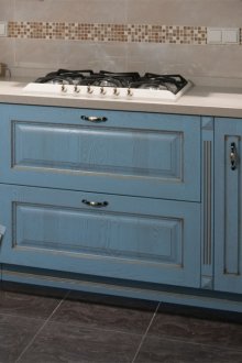 Бежова и синя кухня