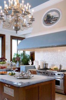 Комбинацията от синьо, бежово, бяло и кафяво в кухнята с острова