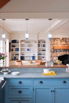 Бежови стени и таван в кухнята-хол със син комплект