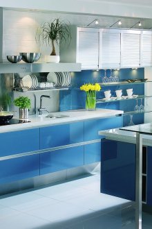 Модерна синьо и бяла кухня с островен бар