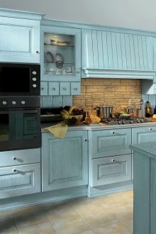 Бежова престилка и плочки и син комплект в кухнята