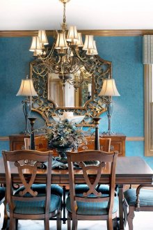 Ярко сини стени в трапезарията