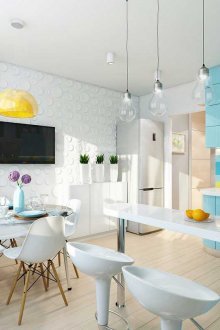 Бяла и синя уютна кухня