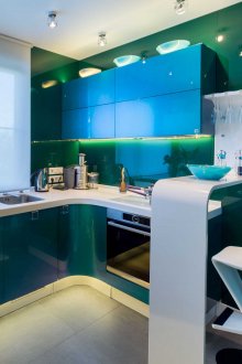 Сини висящи шкафове в кухнята