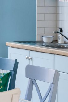 Пастелно синя фасада на кухненски комплект