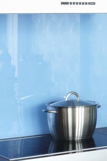 Синя престилка в кухнята