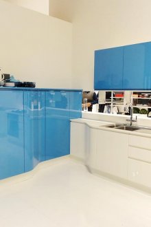 Стилна синьо и бяла гланцирана кухня