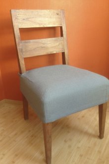 Сив капак на седалката на стола