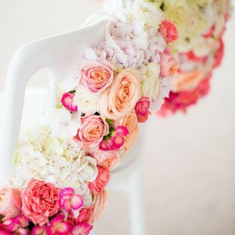 Цветя като декорация на столове на сватба