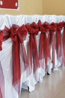 Червени и бели празнични покривала за столове