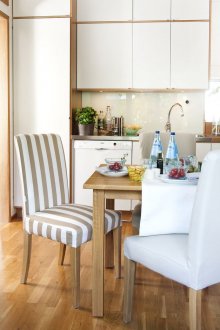 Раирани, бели и сиви капаци за кухненски столове