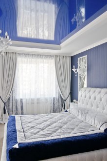 Dinding biru dan siling yang digantung di dalam bilik tidur