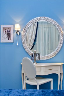 Tekstil biru dan dinding biru di bilik tidur