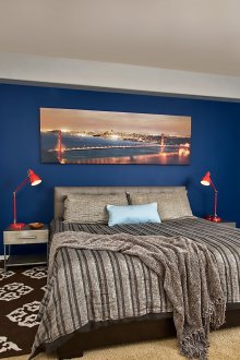 Noktah biru di dalam bilik tidur