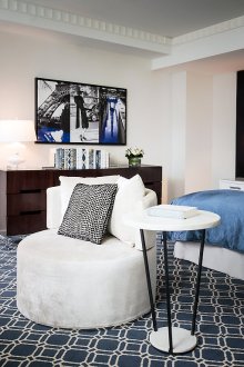 Seprai biru di bilik tidur