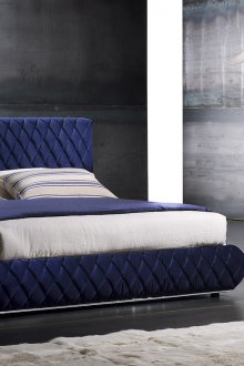 Katil biru di dalam bilik tidur