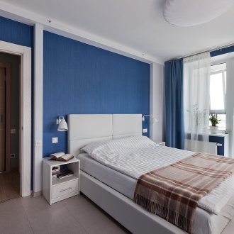 Bilik tidur biru dan putih dengan candeli bulat