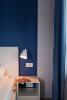 Lampu dinding di dalam bilik tidur biru dan putih