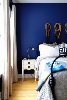 Lampu tidur di dalam bilik tidur biru dan putih