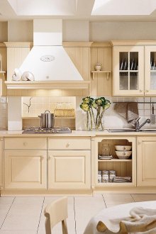 Бежова и бяла кухня в кънтри стил