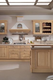 Бежова и бяла кухня с бар за закуска